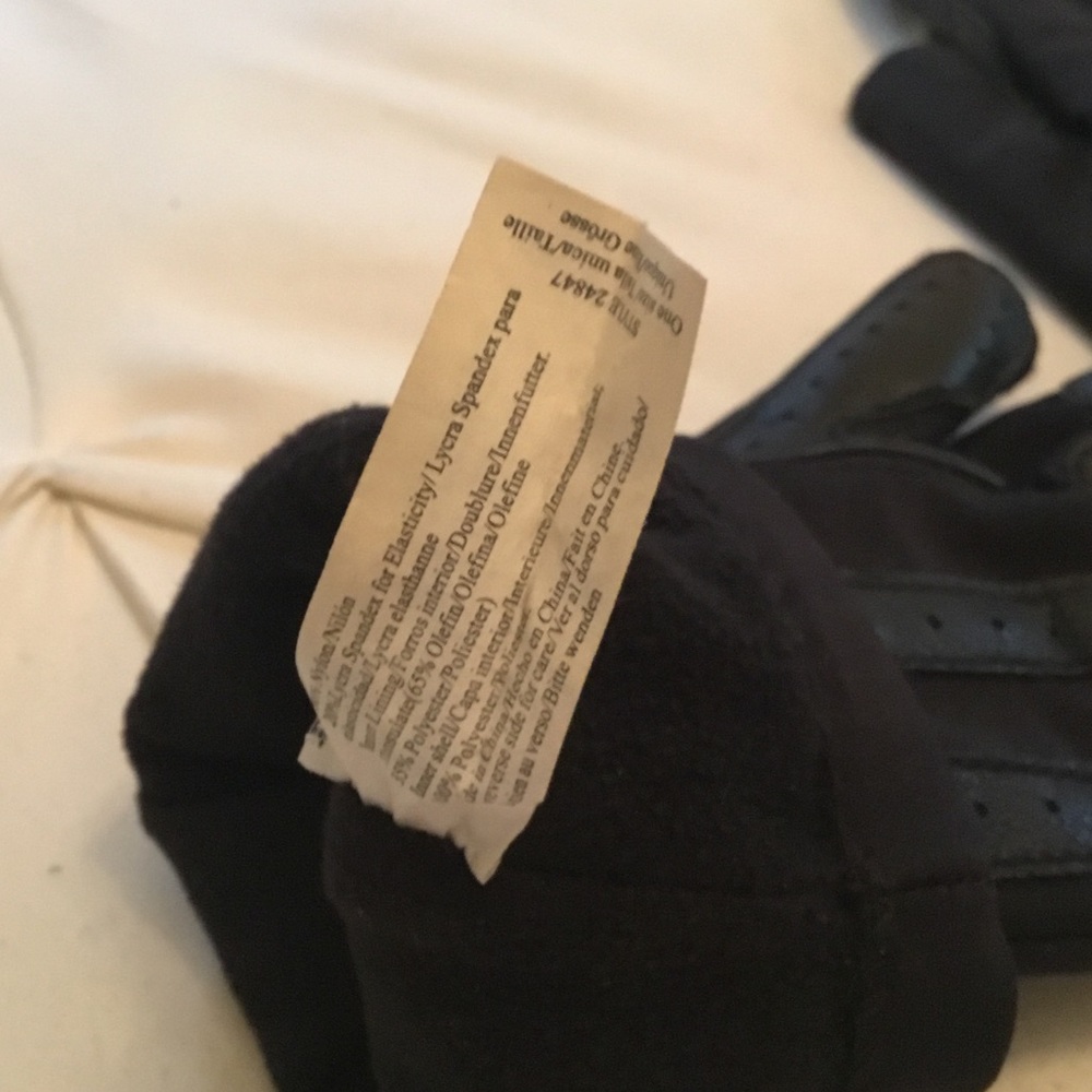 Isotoner-EUC-Women’s Classic Chevron Black Thinsulate Driving Gloves - Picture 4 of 6